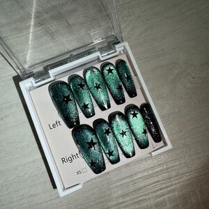 Nail Box from (RESSY) Green and Black Star Nail Set